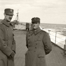 Kong Haakon og Kronprins Olav på dekk under overfarten til England. Foto: Nikolai Ramm Østgaard, De kongelige samlinger.